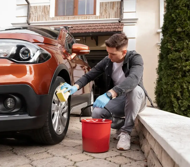 Lavage auto à domicile Saint-Julien-de-Chédon : professionnel intervenant sur un véhicule